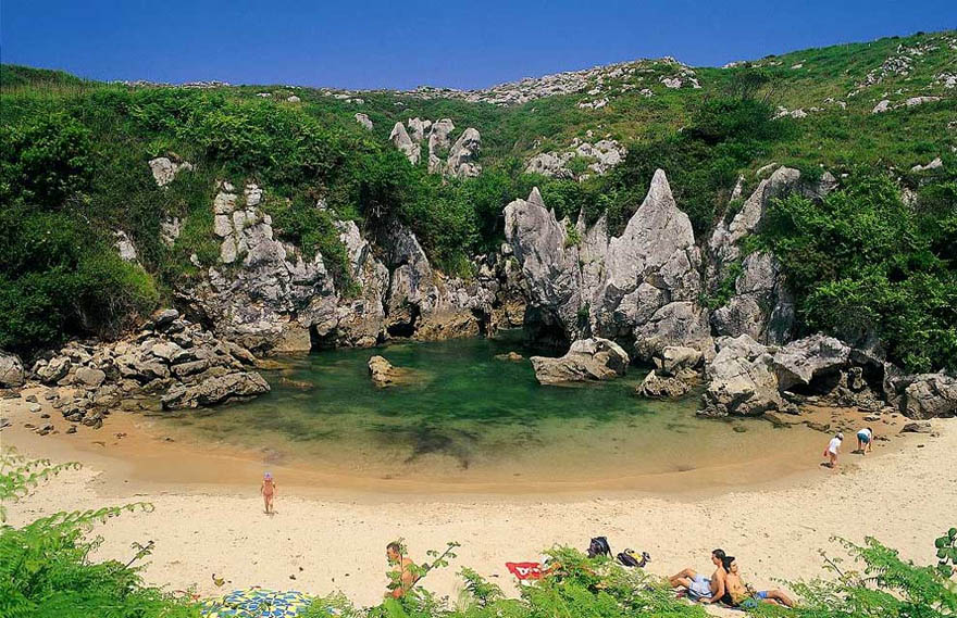 Астурийский пляж Playa de Gulpiyuri